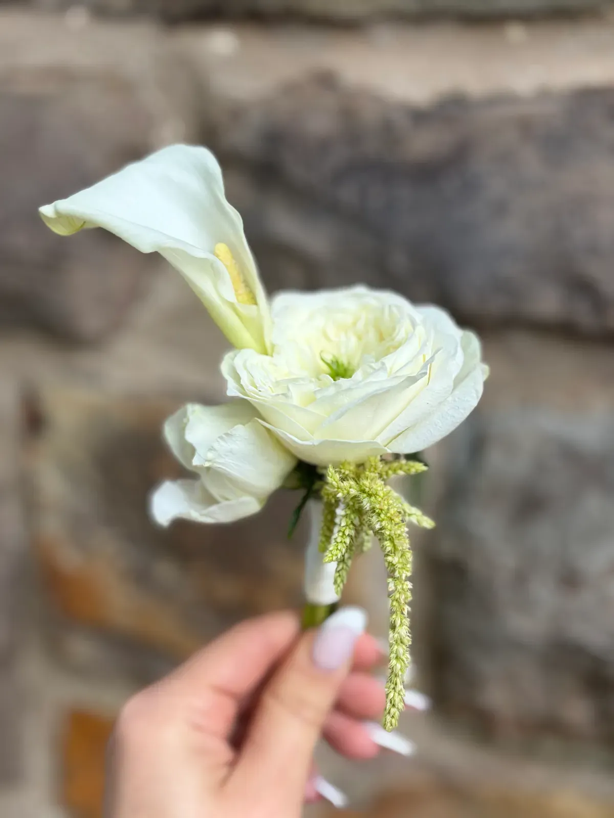 Kleiner Anstecker mit heller Blüte und Grün