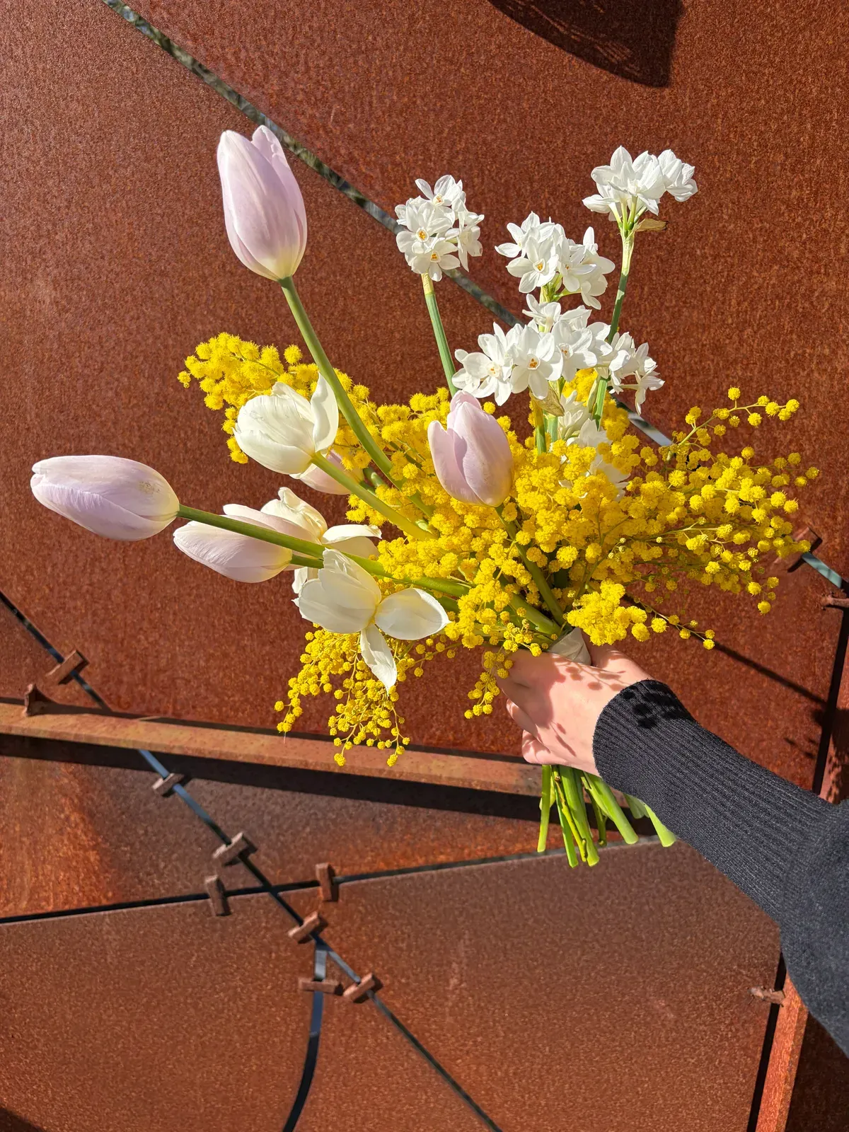 Handgebundener Blumenstrauß mit saisonalen Blüten