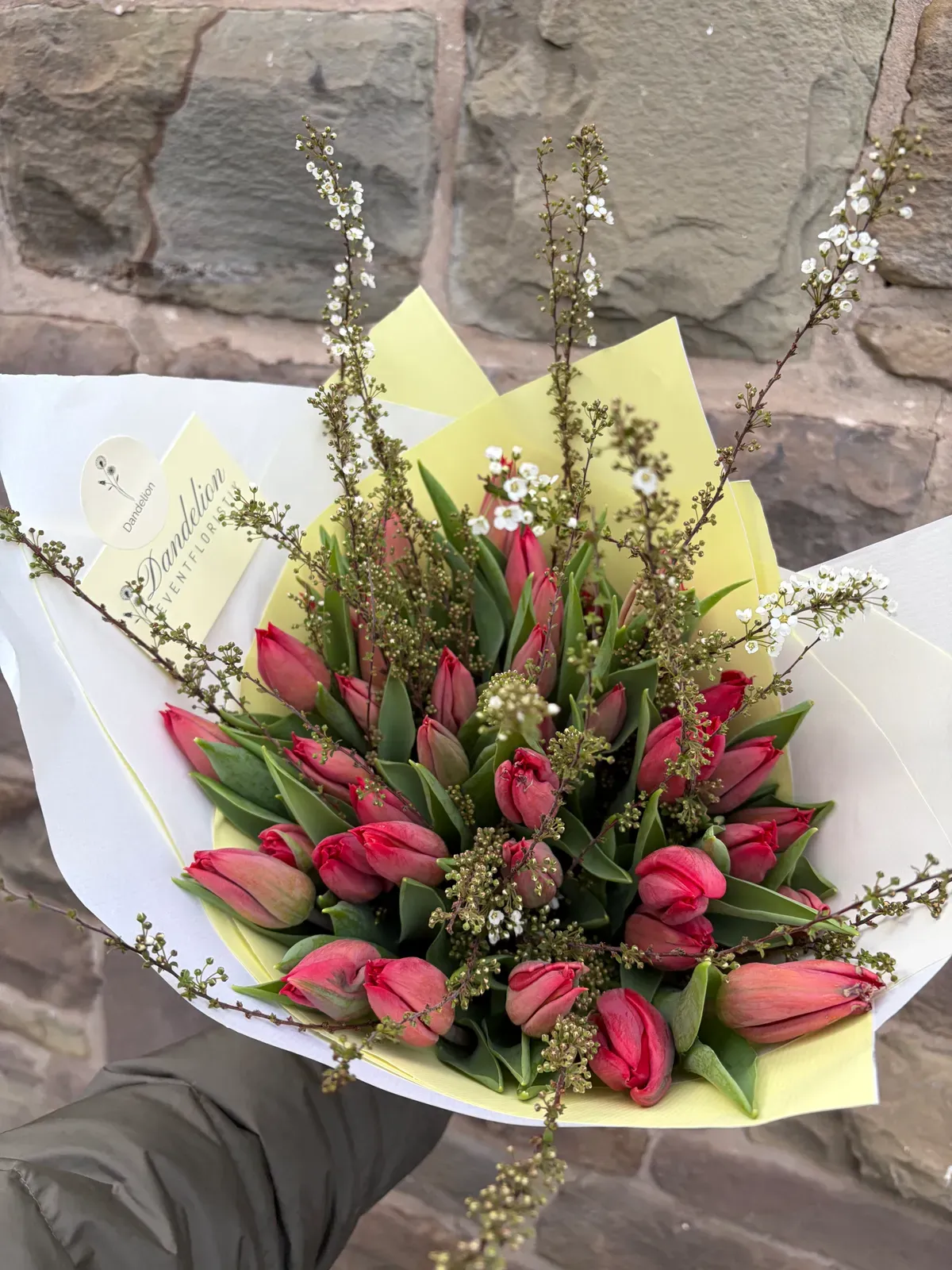 Strauß mit Wiesenblumen und Gräsern