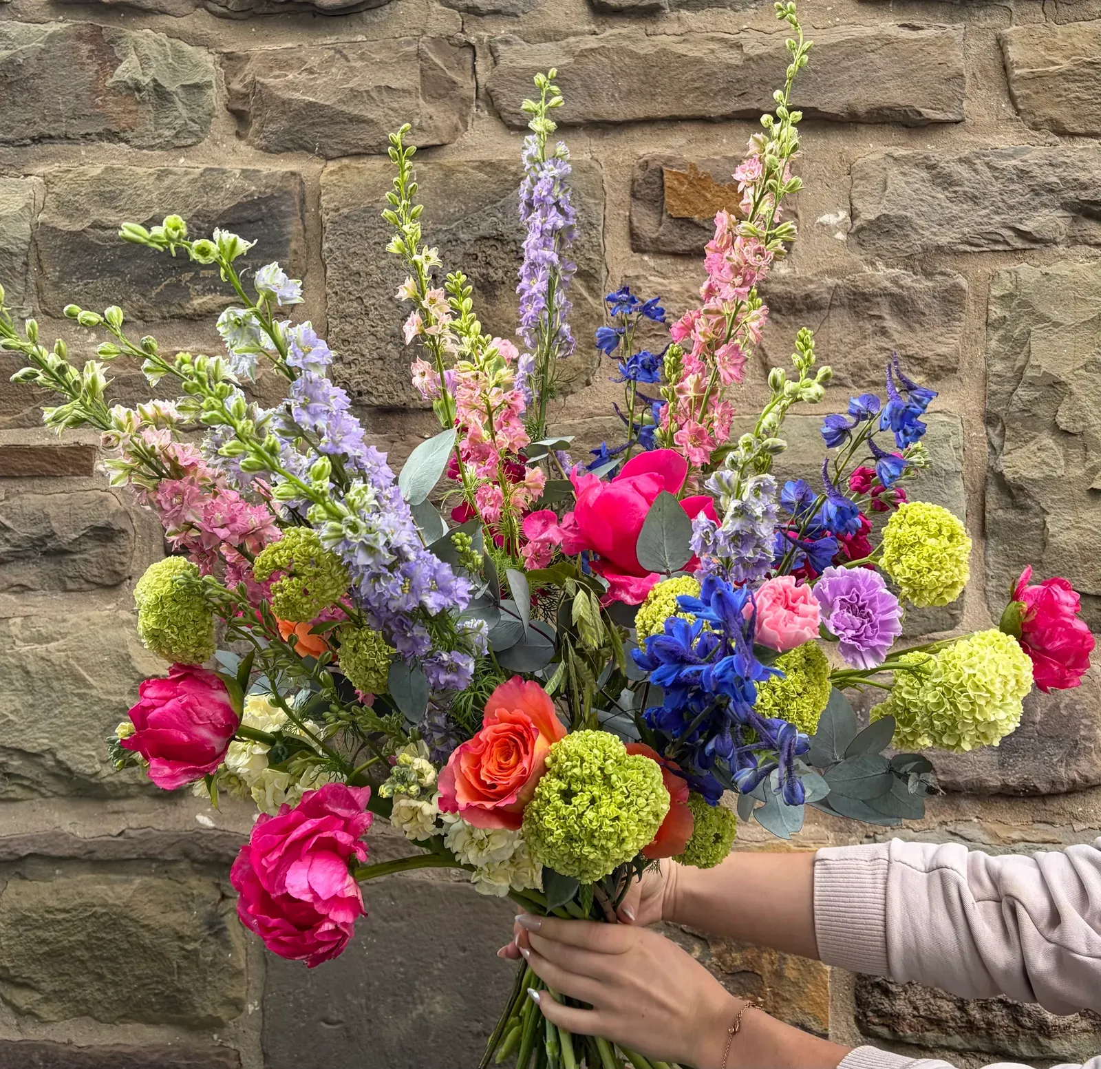 Kräftig farbiger Blumenstrauß als Geschenk