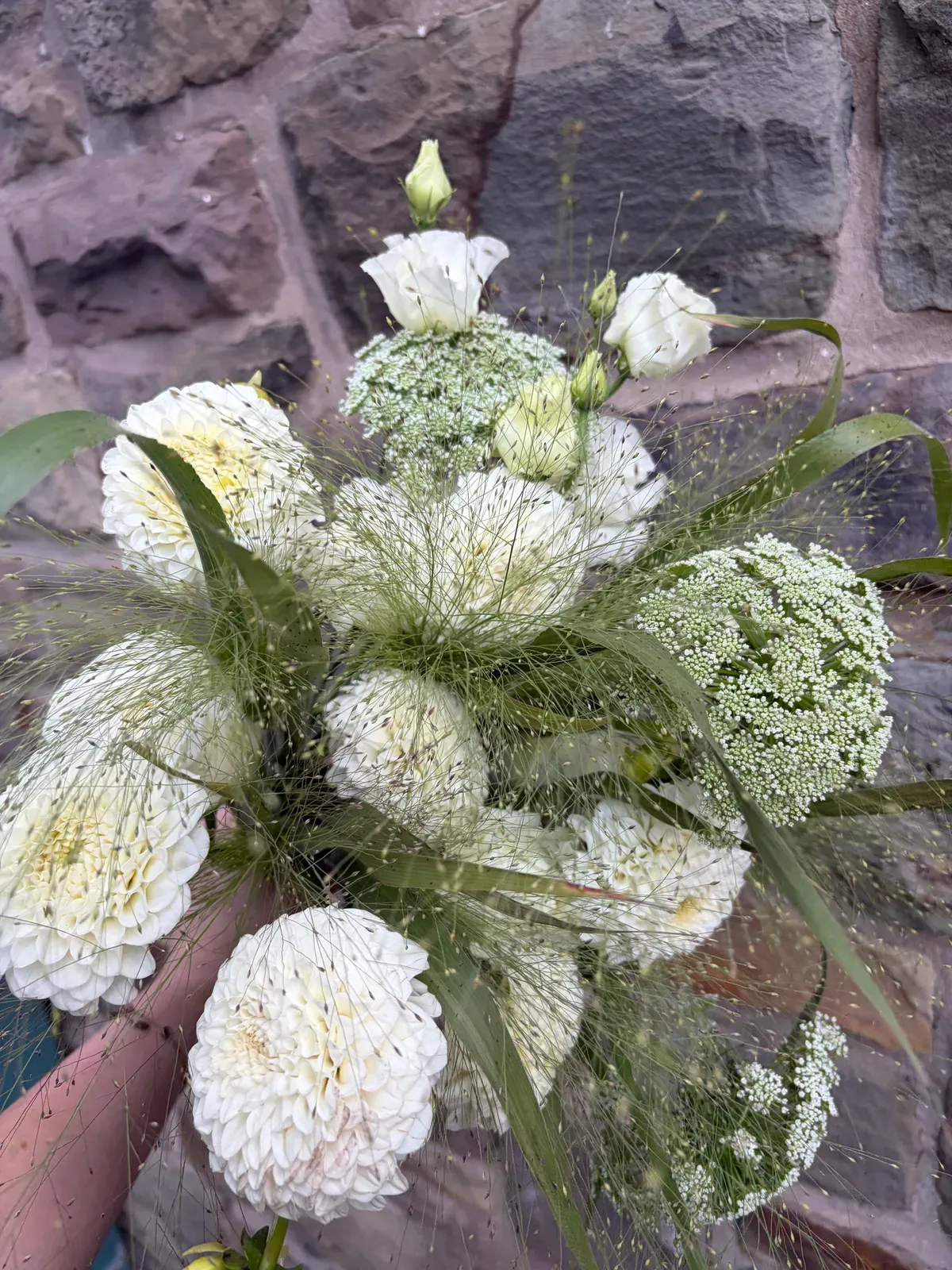 Blumenstrauß mit Etikett von Dandelion Eventfloristik