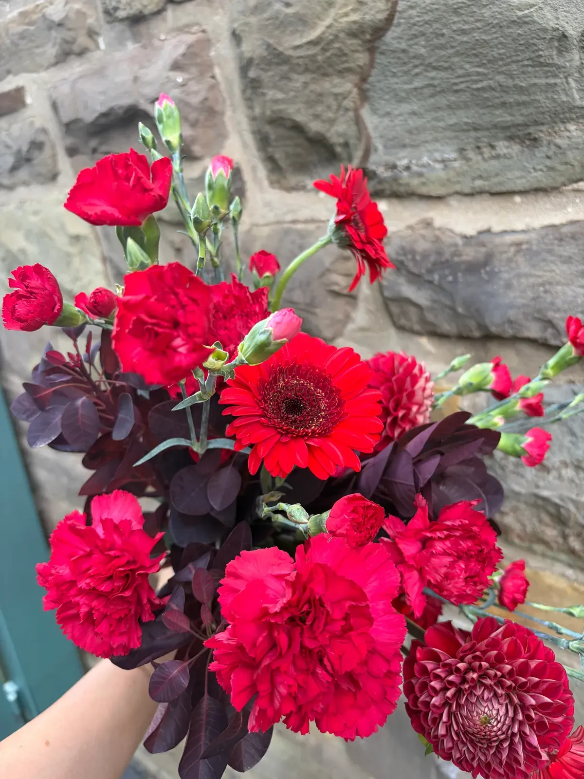 Handgebundener Blumenstrauß mit saisonalen Blüten
