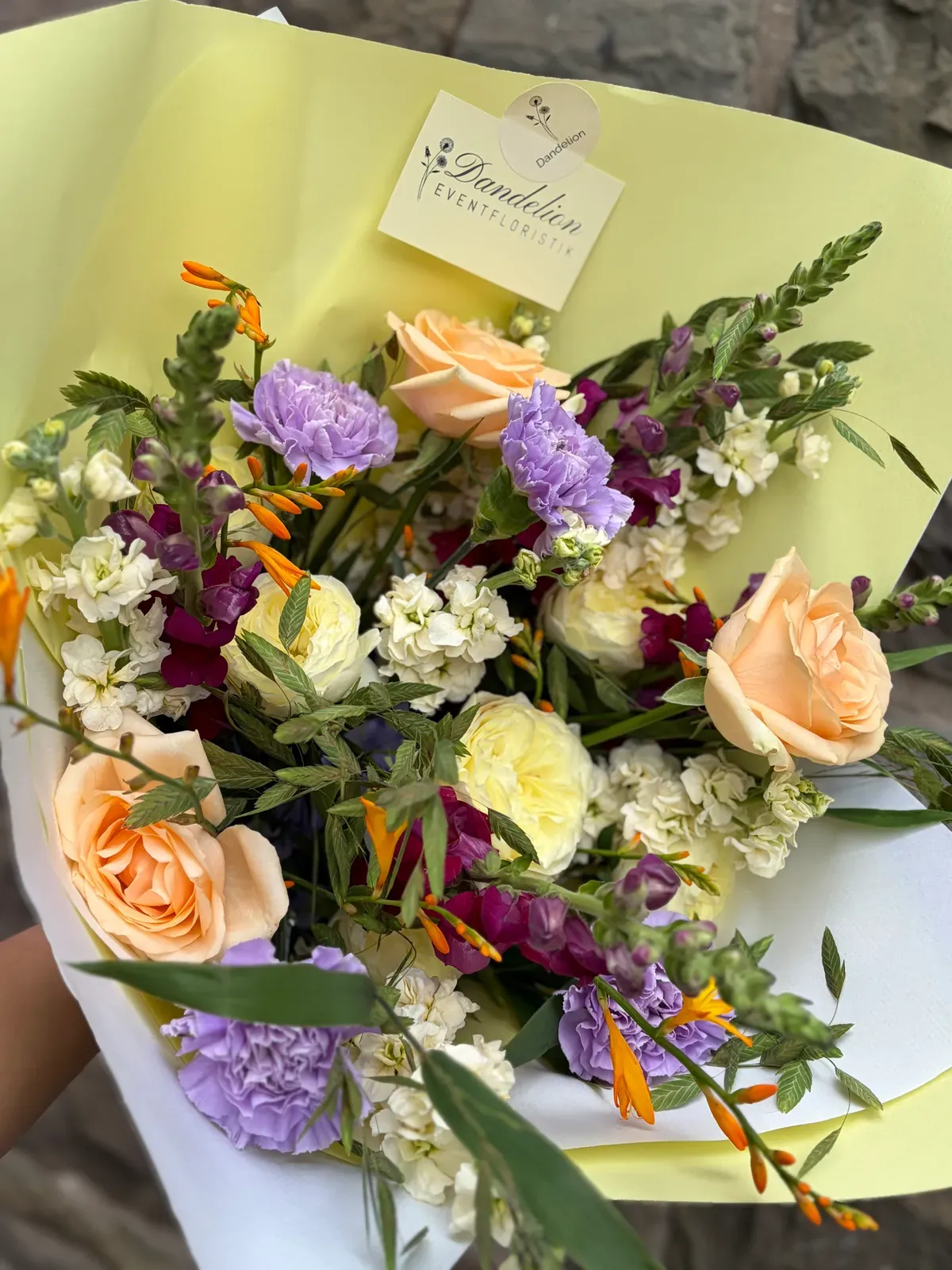 Strauß mit Wiesenblumen und Gräsern
