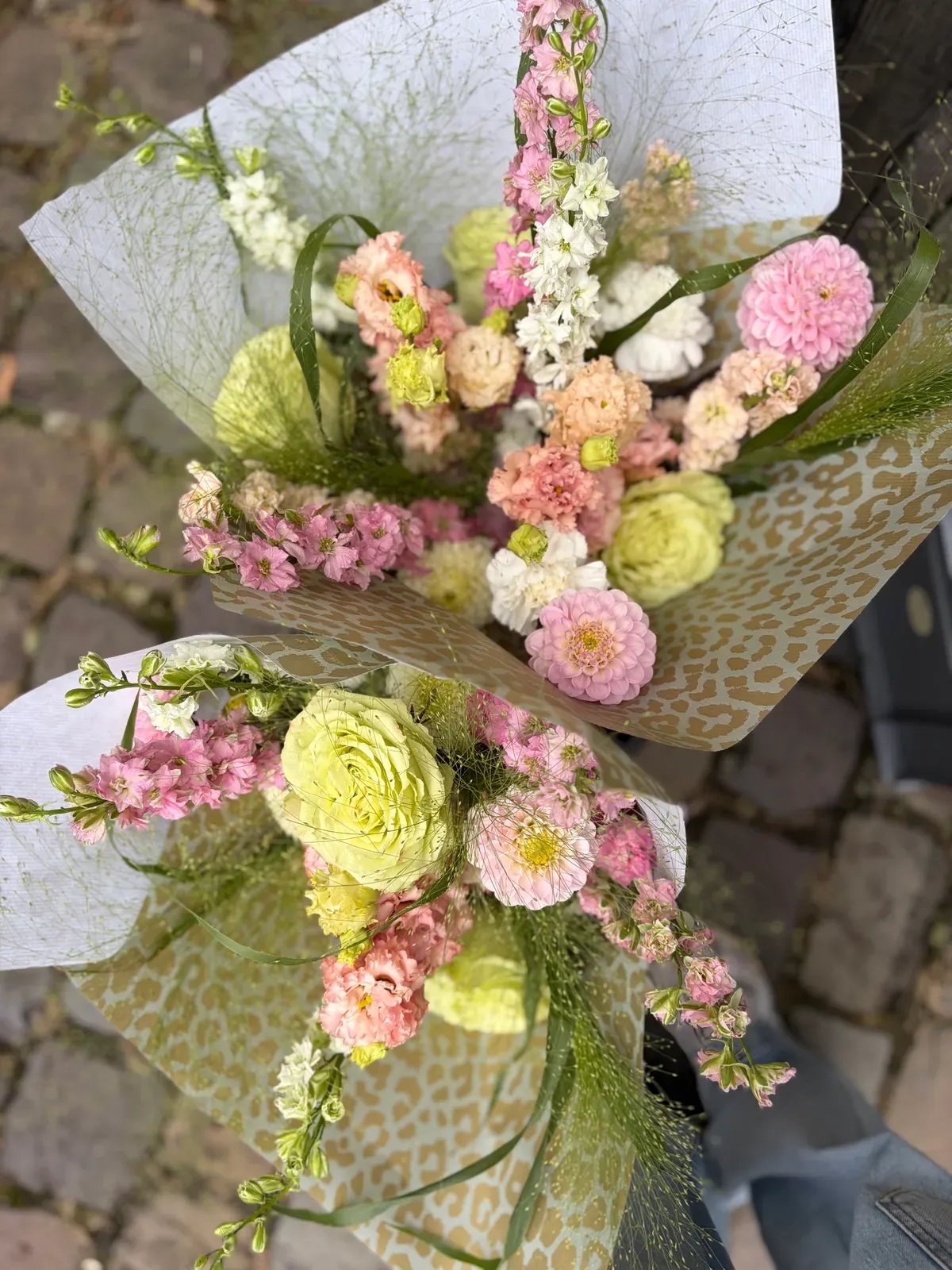 Kräftig farbiger Blumenstrauß als Geschenk