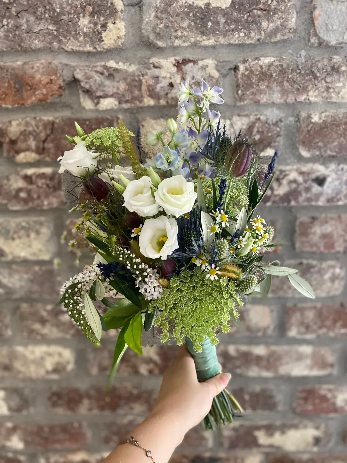 Brautstrauß in kräftigen Farben für eine Sommerhochzeit