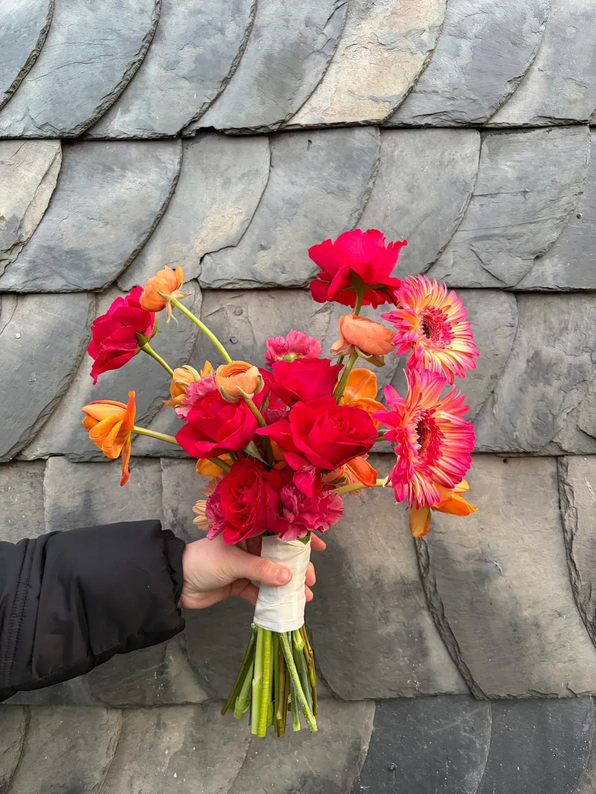 Brautstrauß mit weißen Rosen und grünem Beiwerk