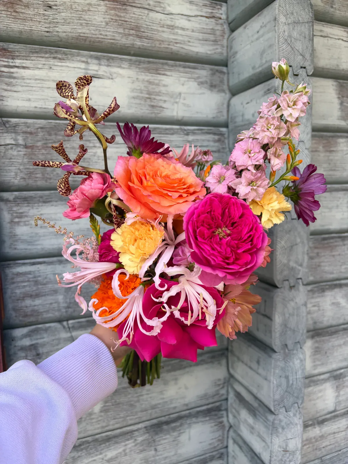 Brautstrauß mit saisonalen Blüten in locker gebundener Form