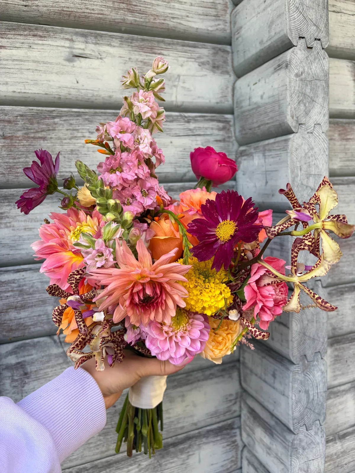 Brautstrauß mit Rosen und feinen Gräsern in natürlicher Anmutung