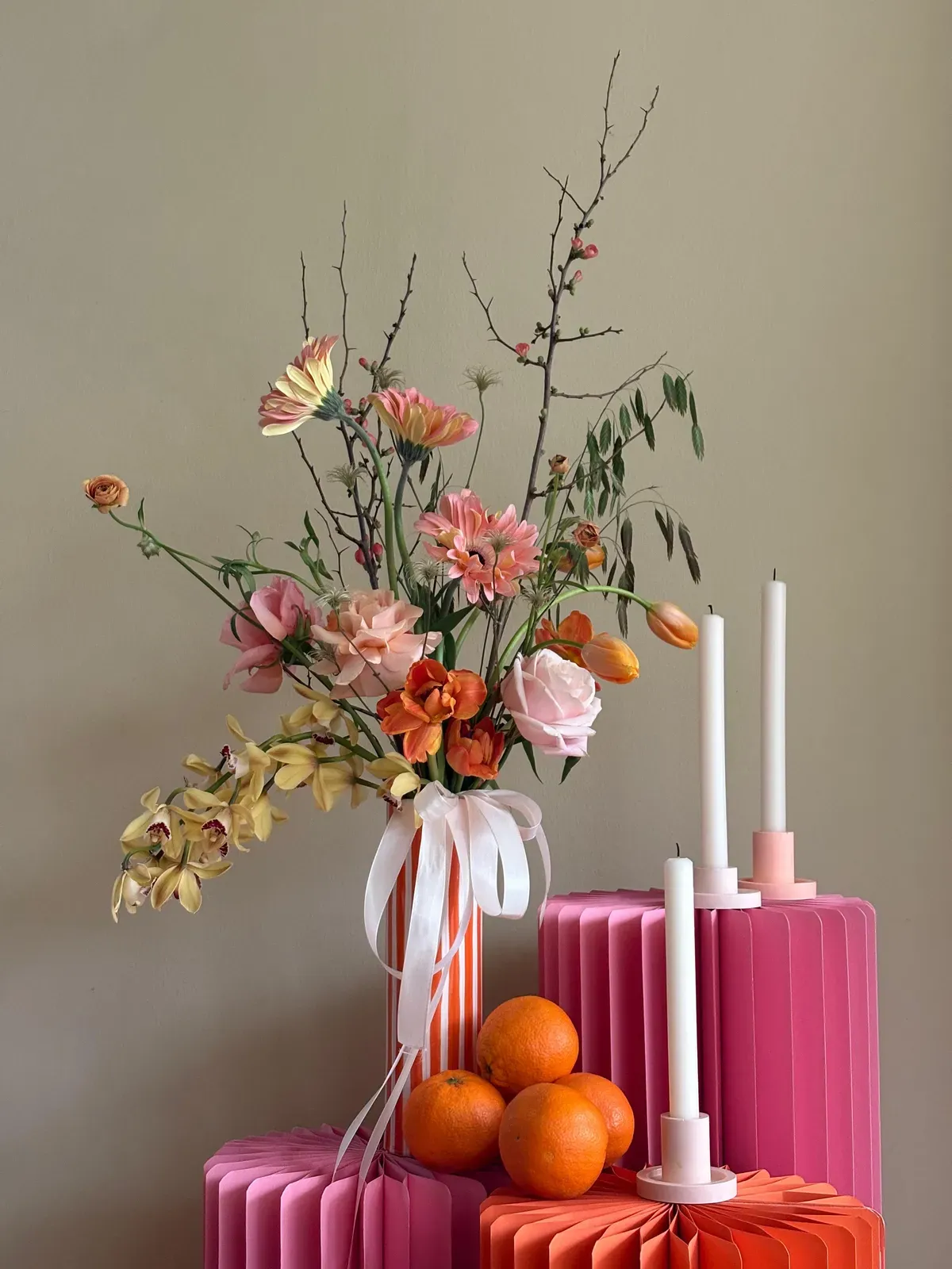 Blumenarrangement als Raumschmuck für ein Event