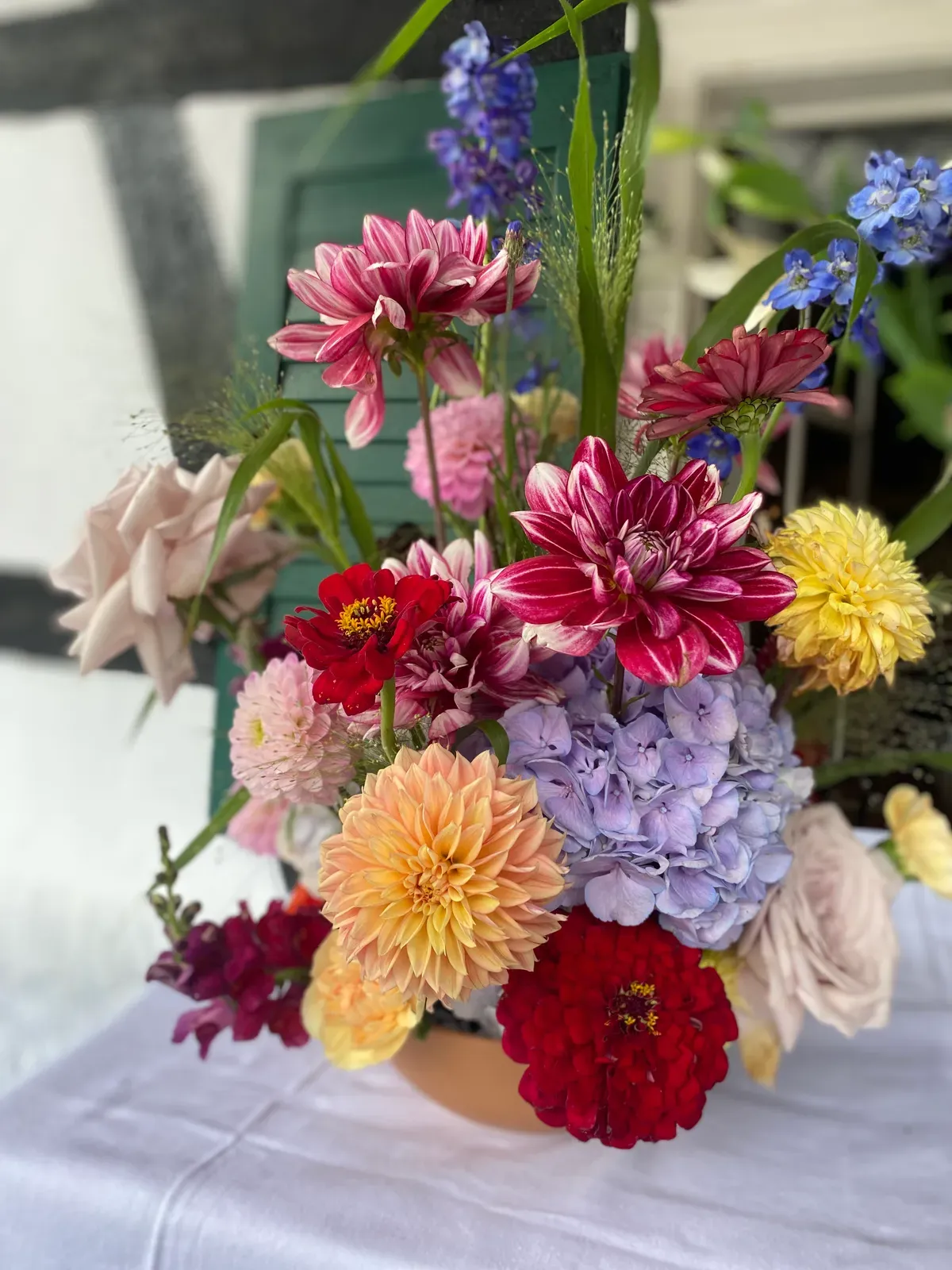 Große florale Installation in kräftigen Farben