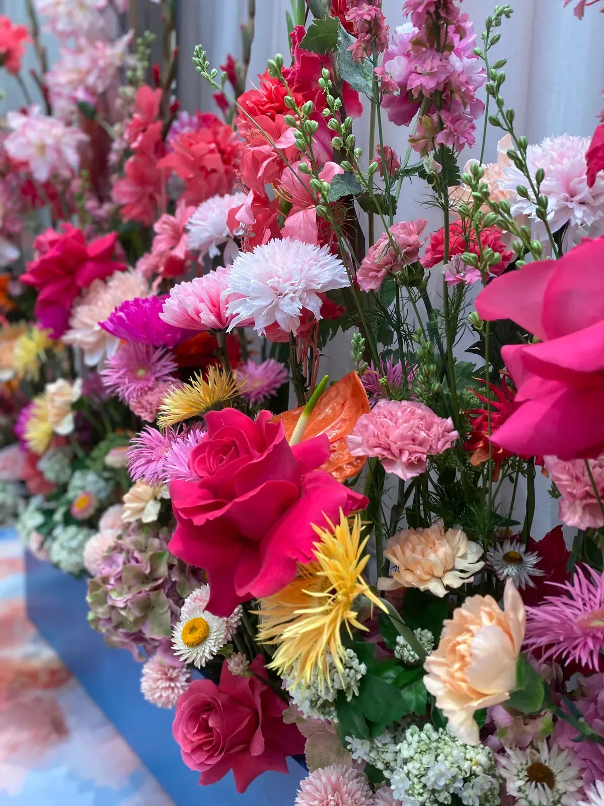 Arrangement mit Kerzen und Blüten für ein Jubiläum