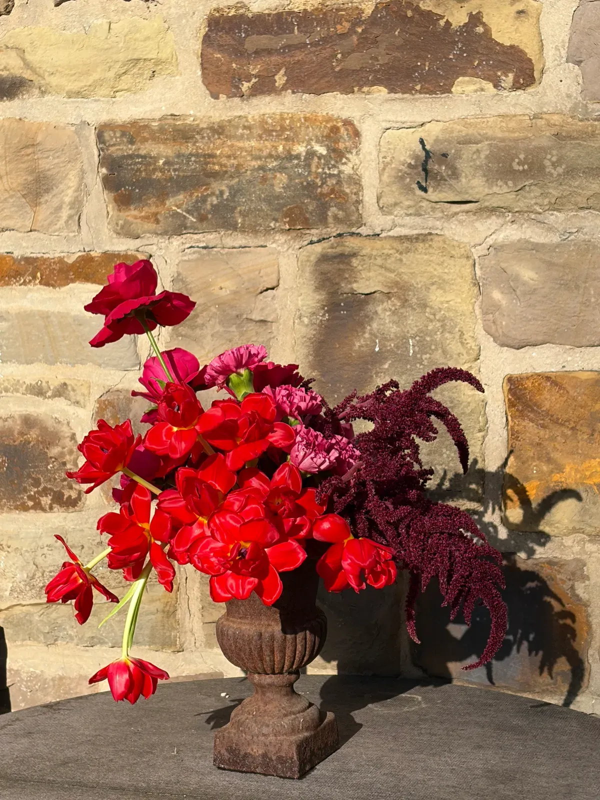 Florale Dekoration in kräftigen Farben