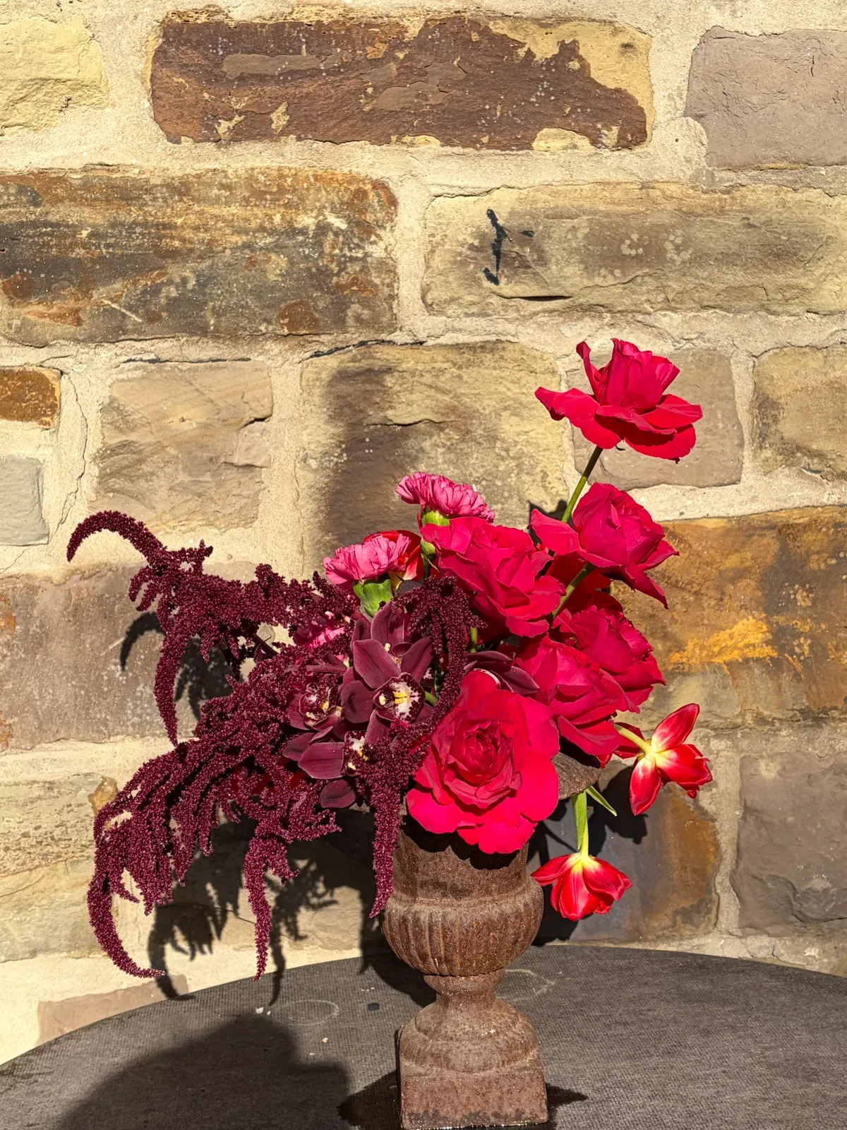 Arrangement mit Zweigen und Blüten