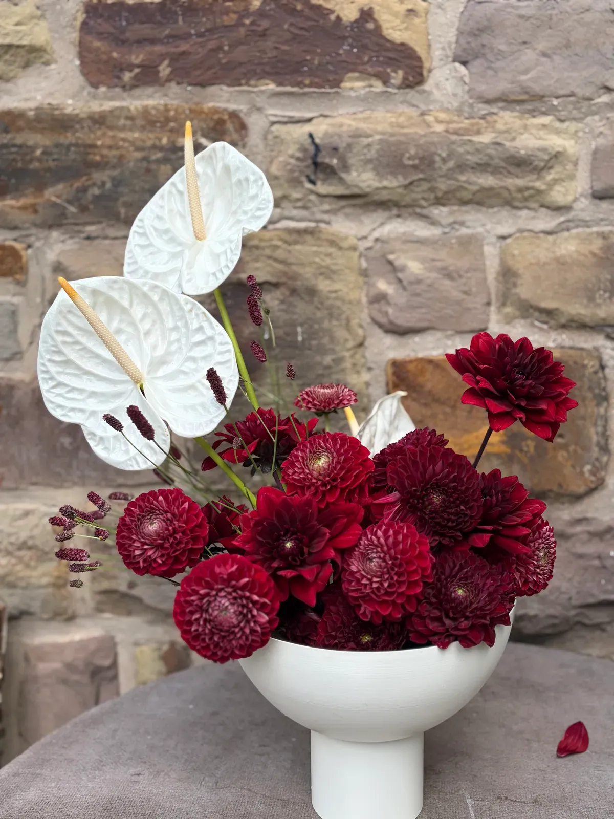 Blumenschmuck vor neutralem Hintergrund