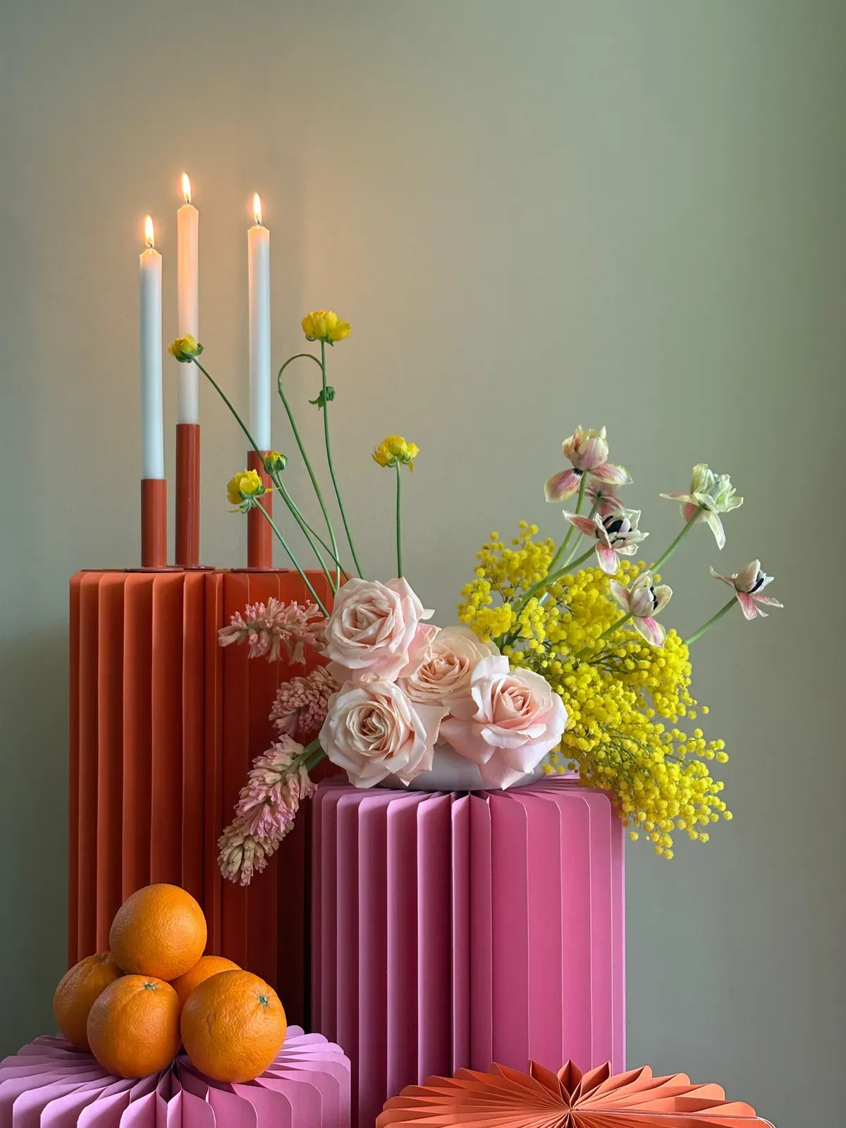 Blumenarrangement als Raumschmuck für ein Event