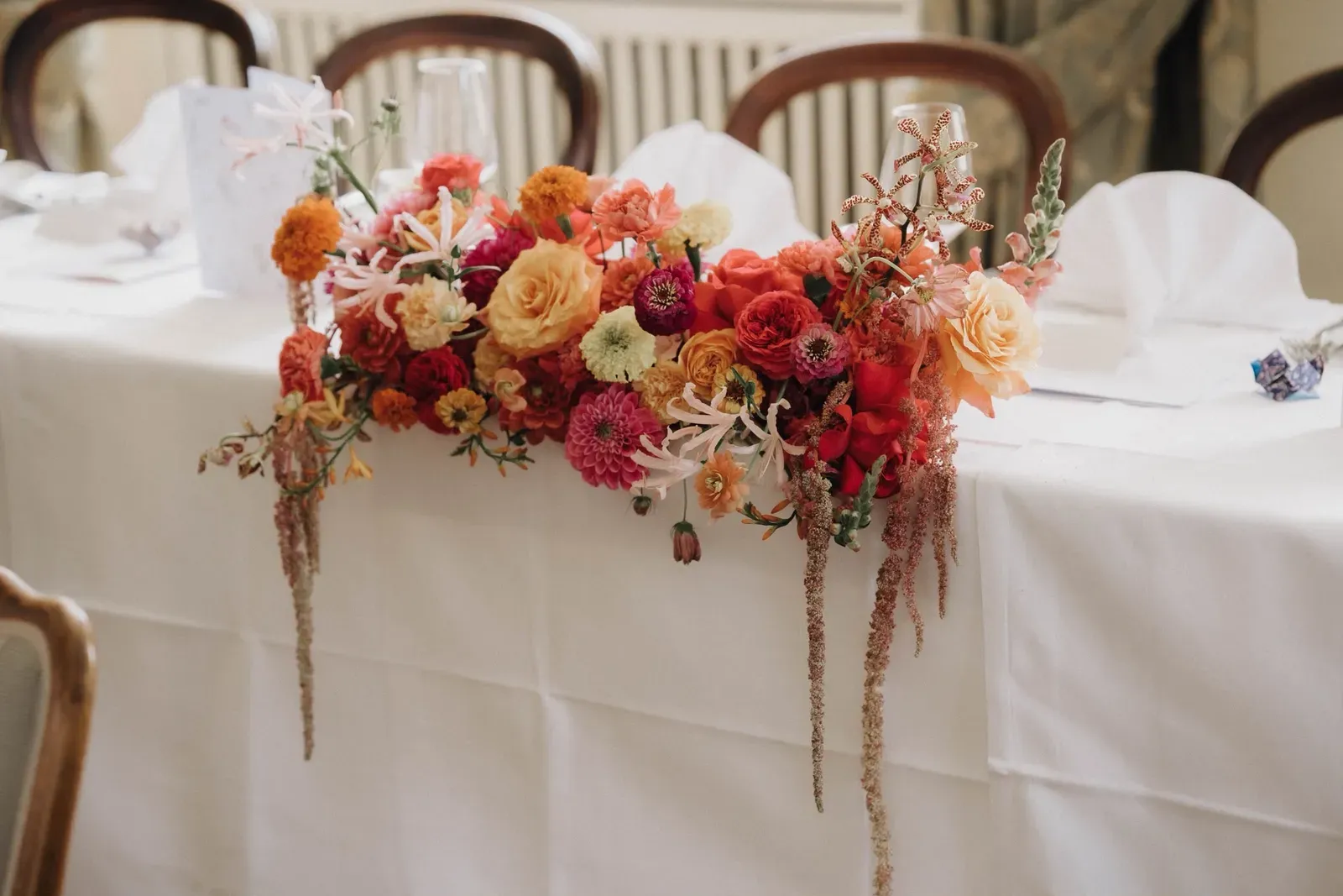 Florale Tischdekoration für eine Hochzeitstafel