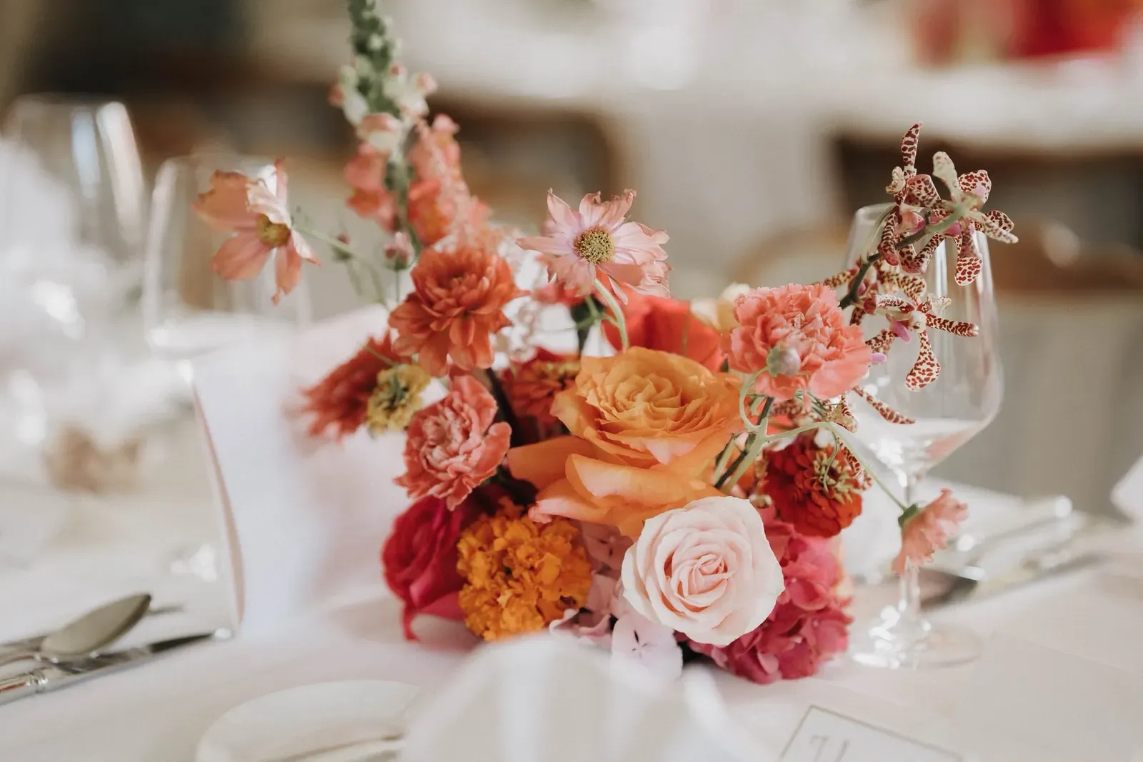 Blumenband entlang der Hochzeitstafel