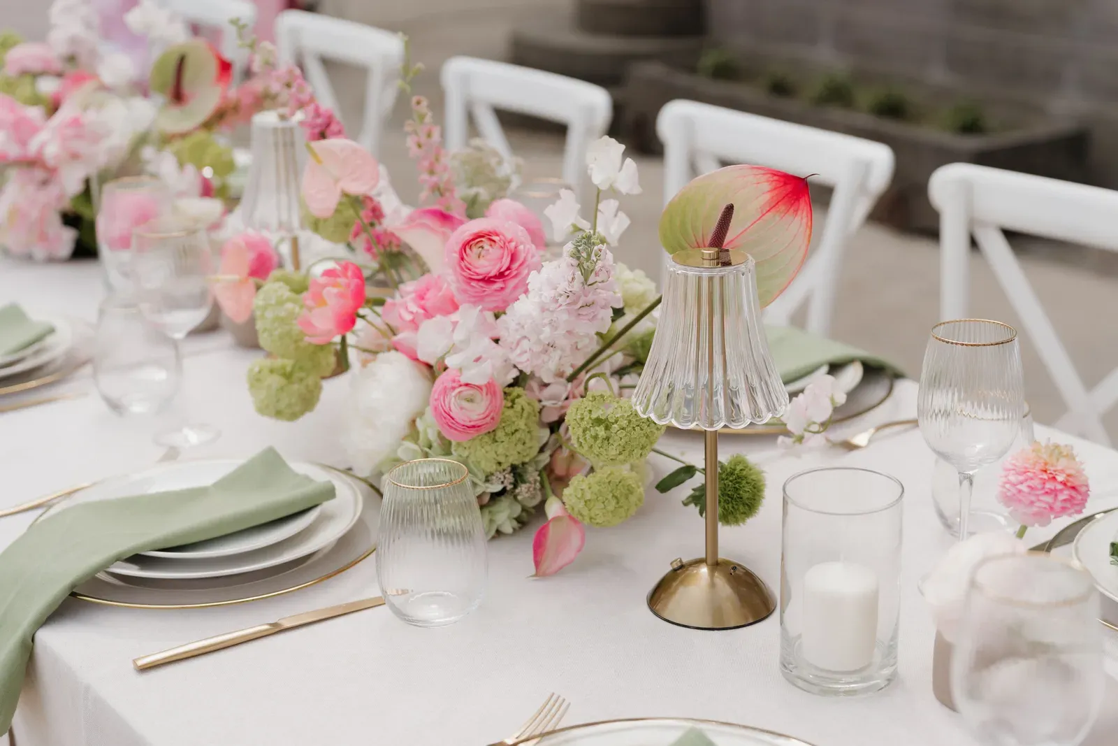 Blumenband über die volle Länge der Tafel