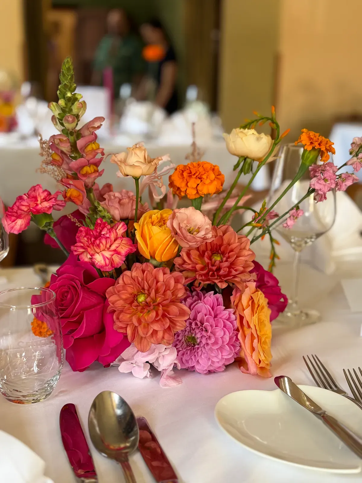 Florale Tischdekoration für eine Hochzeitstafel