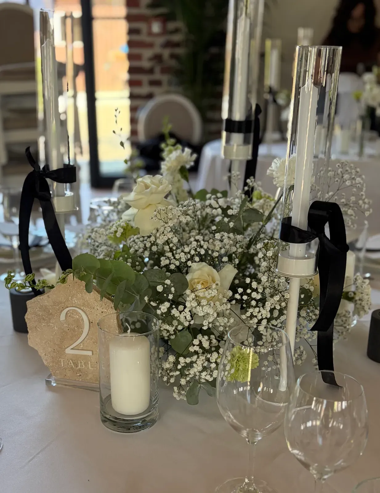Blumenband entlang der Hochzeitstafel