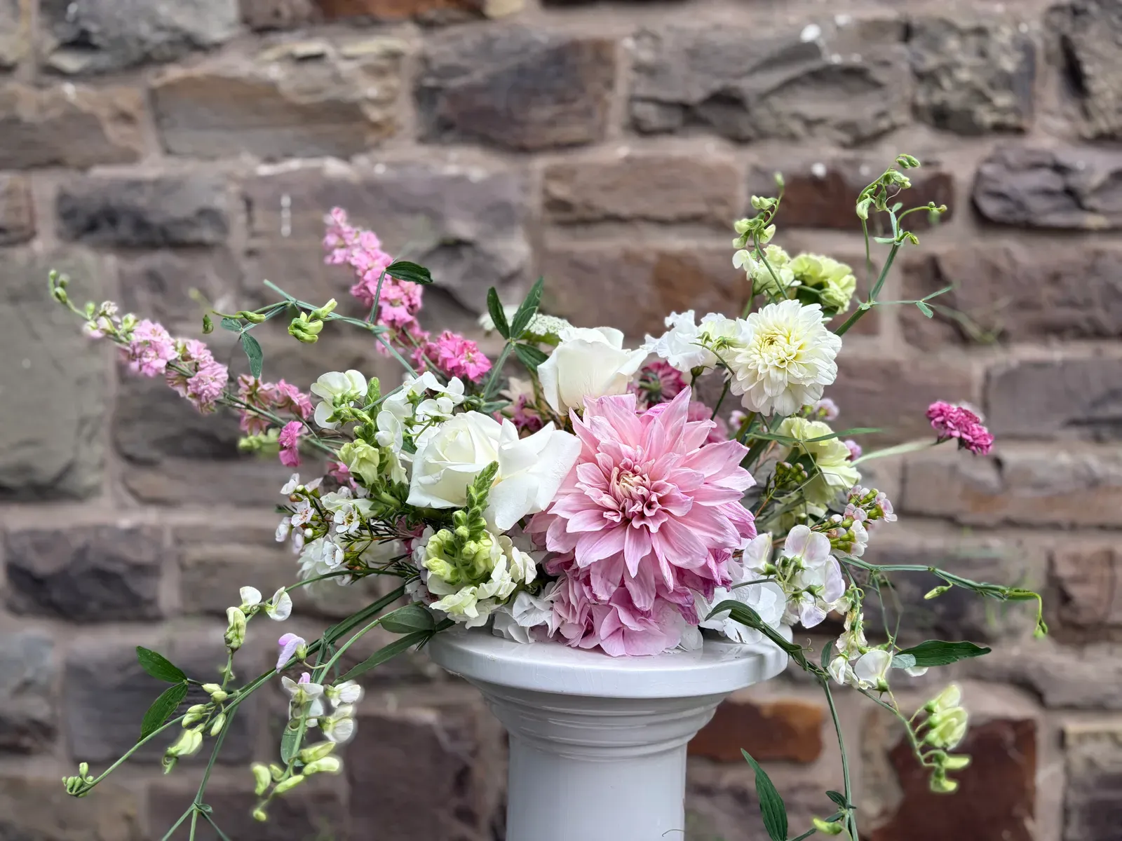Kleine Vasen mit einzelnen Blüten als Tischschmuck