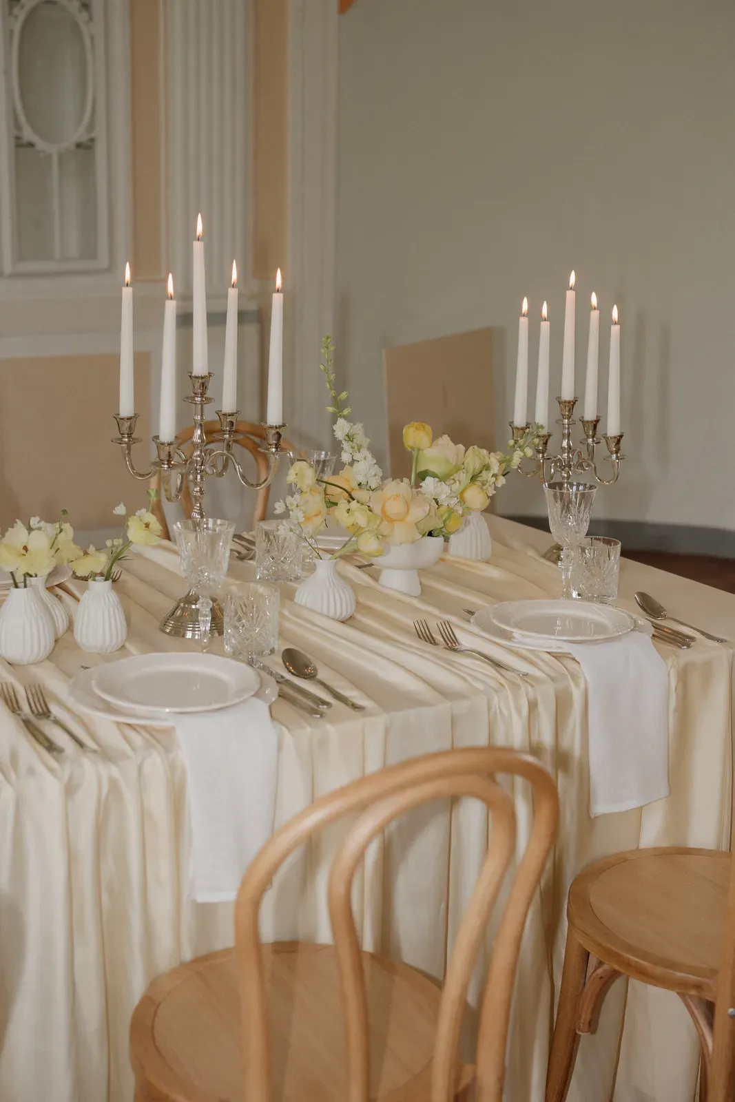 Niedriges Gesteck mit Blick über die Tafel