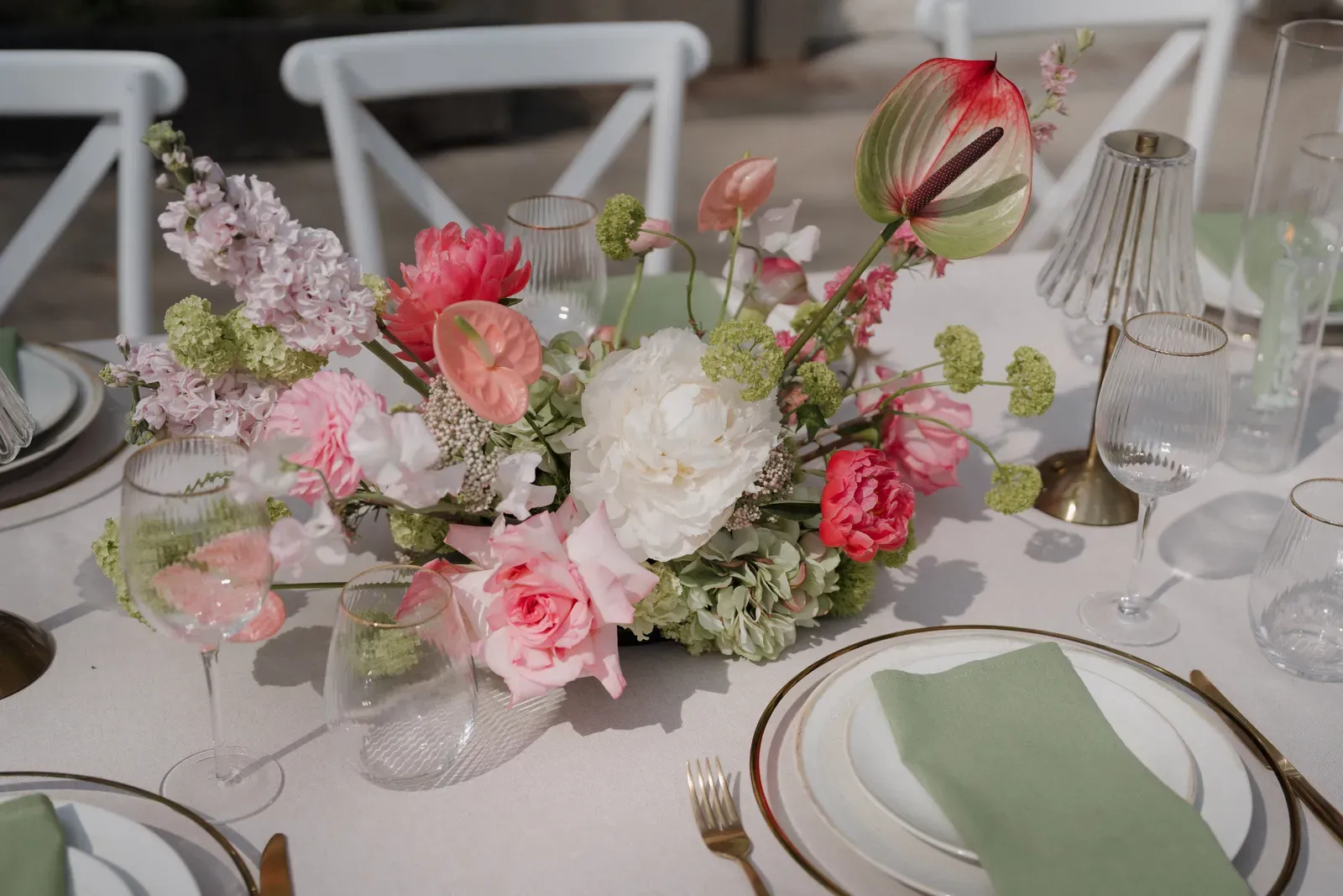 Tischschmuck mit Trockenelementen und frischen Blüten