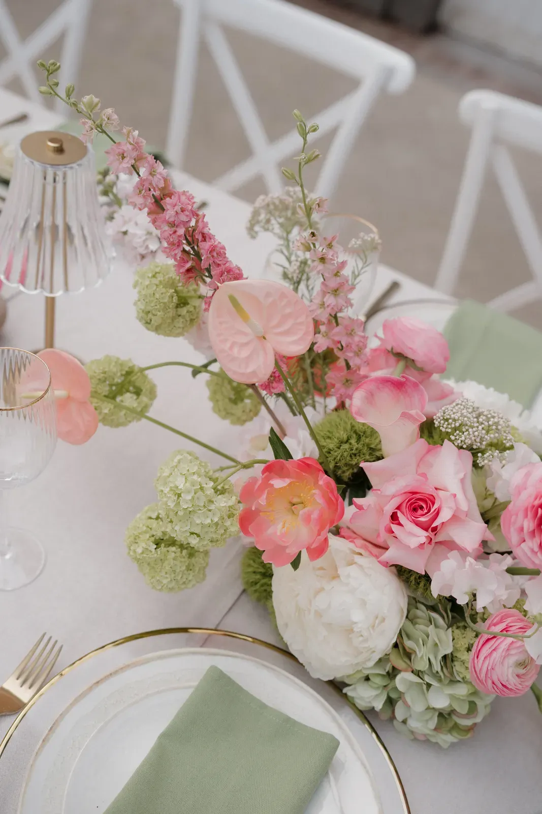 Blumenband über die volle Länge der Tafel