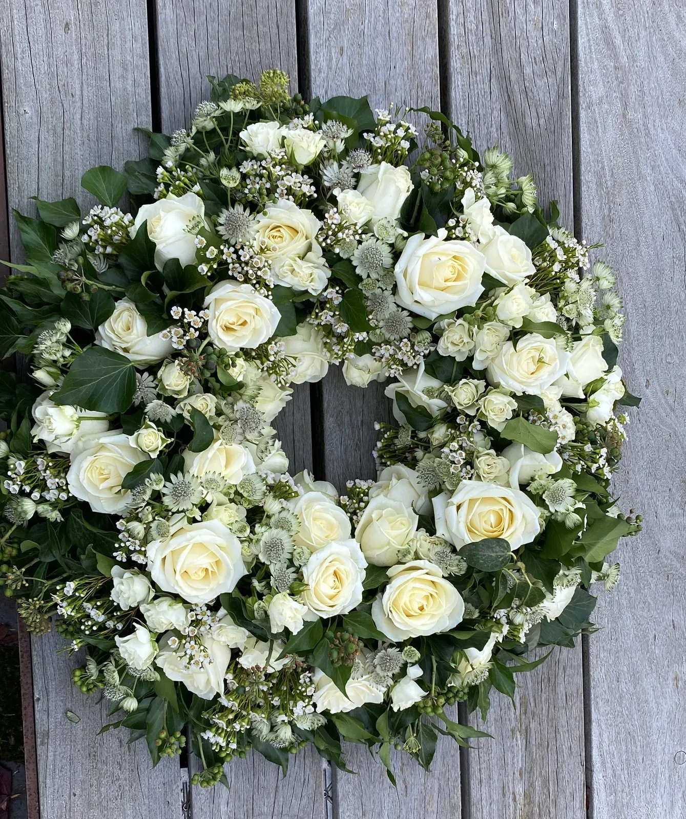 Trauerkranz mit weißen Rosen