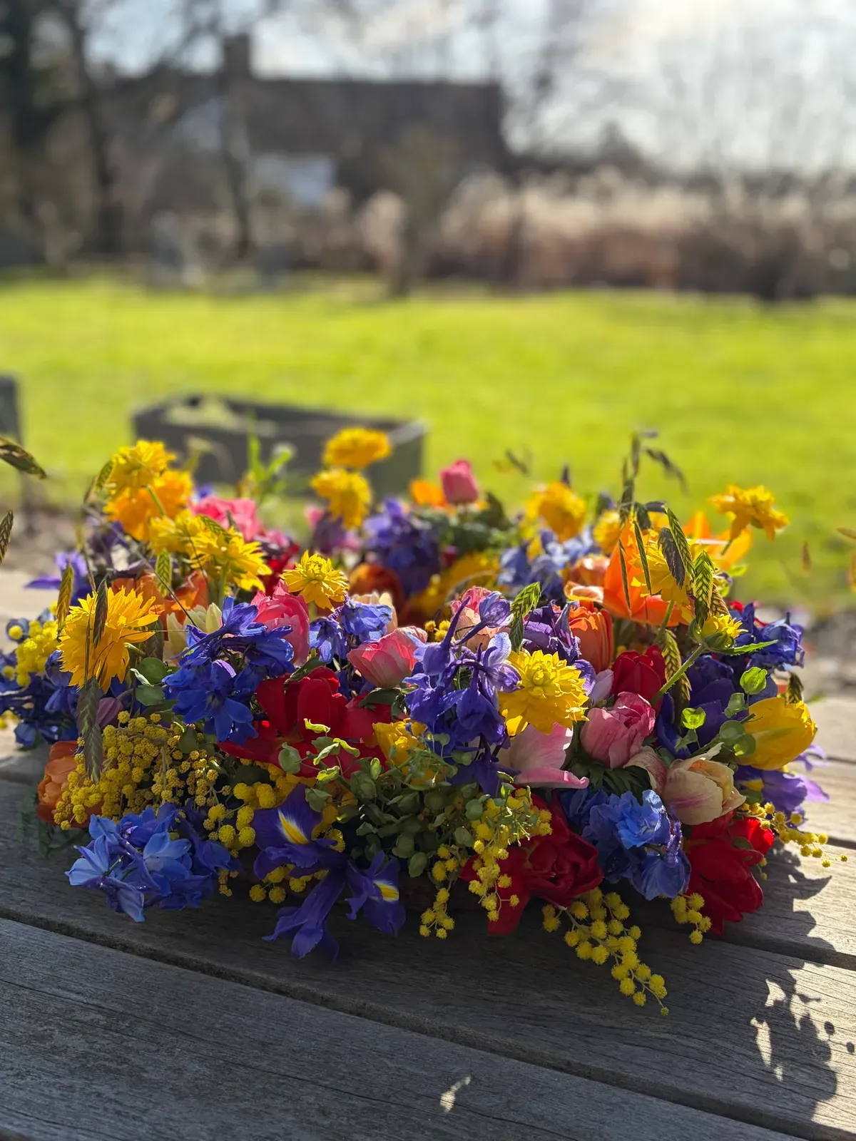 Kranz mit Efeu und weißen Blüten