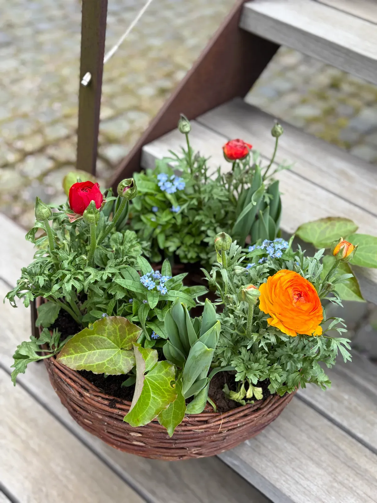 Trauerkranz mit weißen Rosen