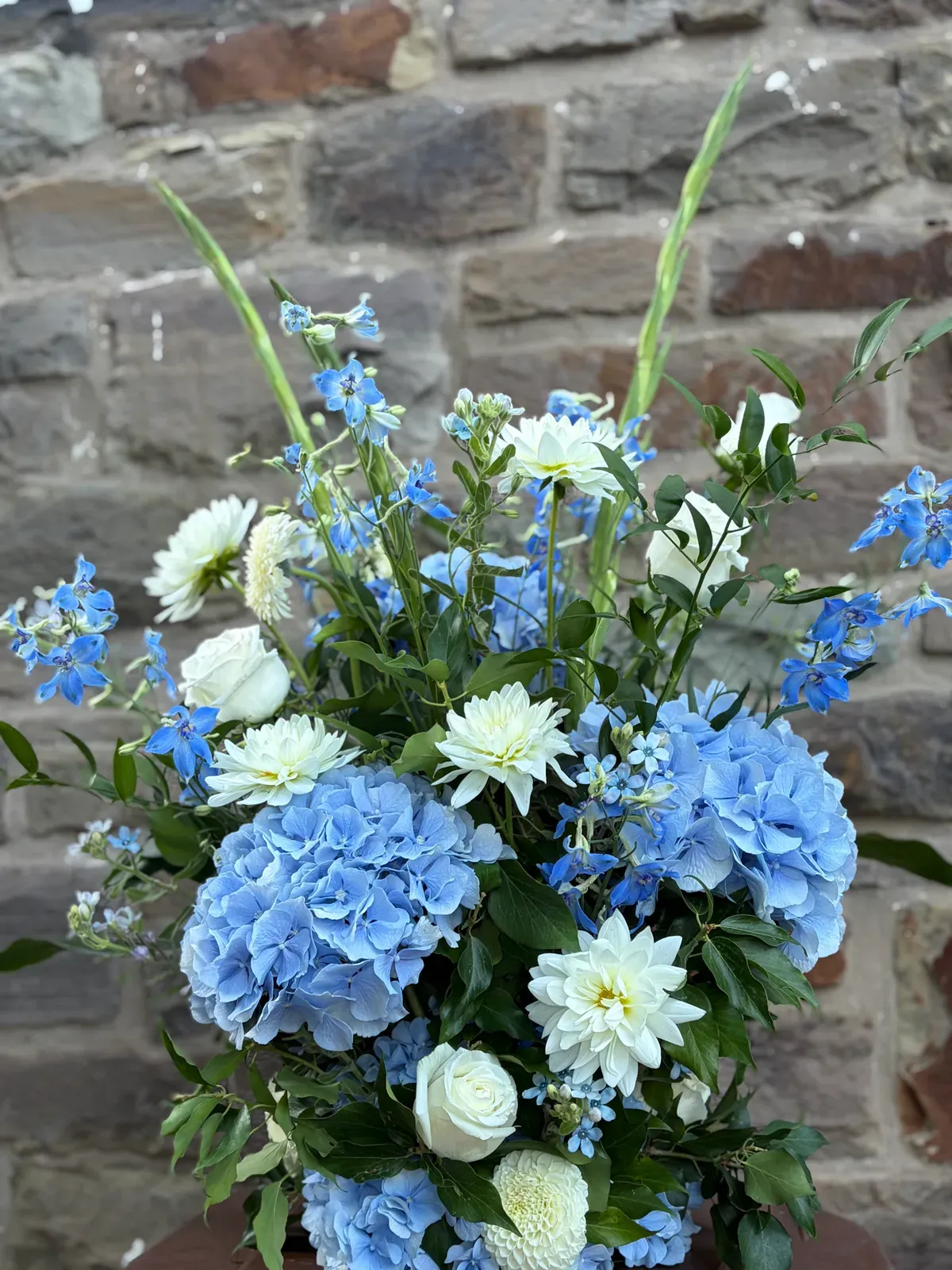 Sarggesteck mit saisonalen Blüten