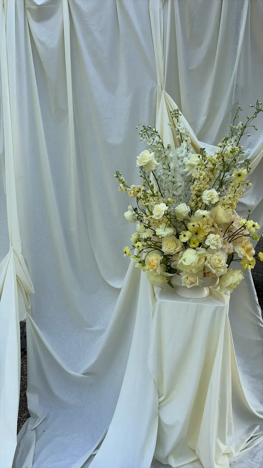 Blumenschmuck für den Traubereich einer freien Trauung