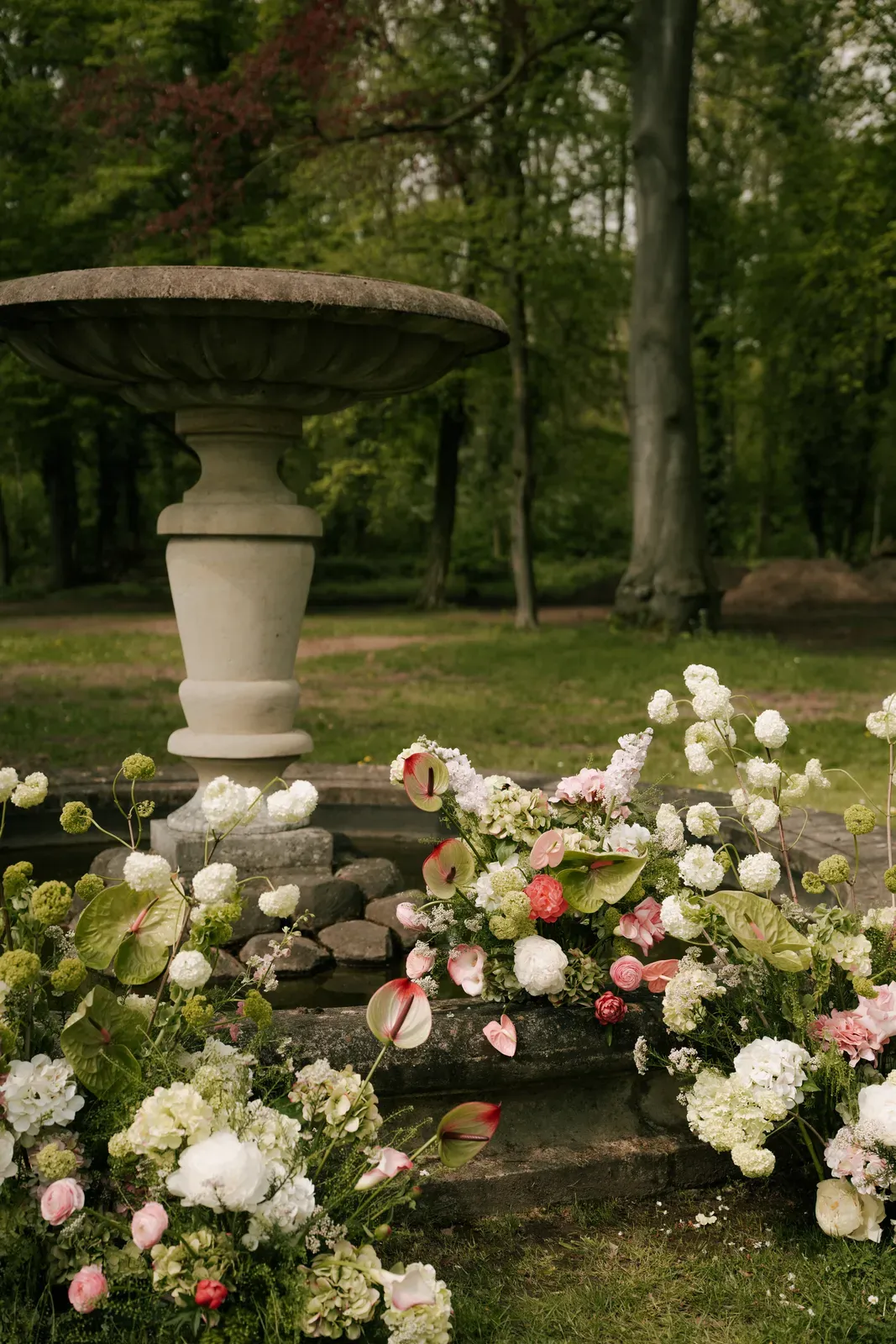 Florales Arrangement an einer Traubogen-Konstruktion