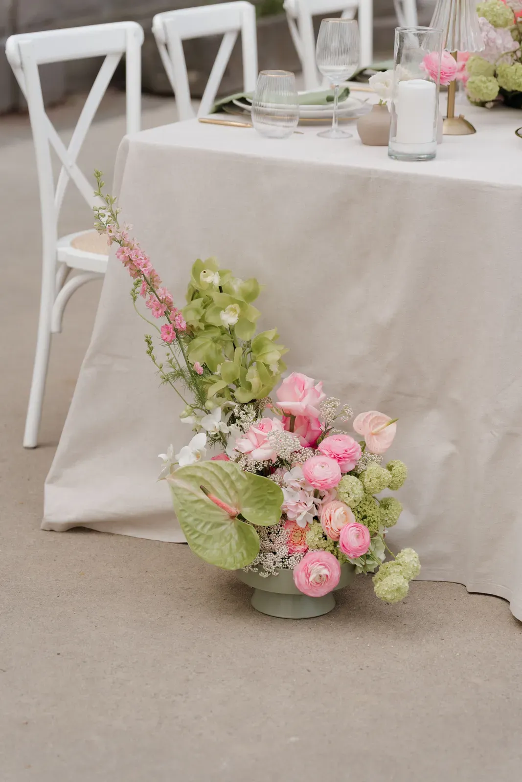 Blumenschmuck neben dem Traualtar