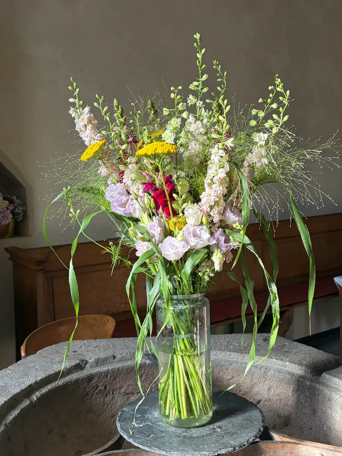 Florales Arrangement an einer Traubogen-Konstruktion