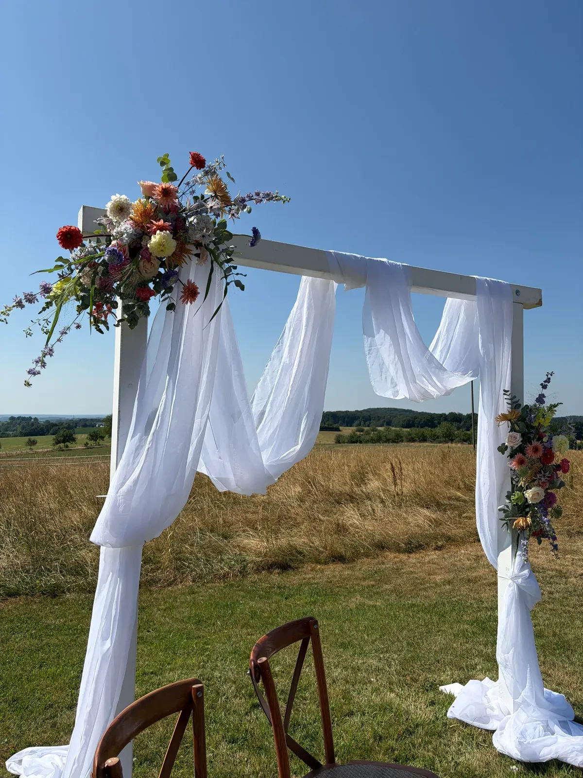 Blumenschmuck neben dem Traualtar